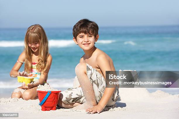 お子様には砂の城作りのビーチの休日 - 2人のストックフォトや画像を多数ご用意 - 2人, 4歳から5歳, 6歳から7歳