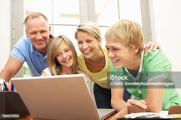 Familie Mit Laptop Zu Hause Stockfoto und mehr Bilder von Computer - Computer, Männlicher Teenager, Weibliche Person