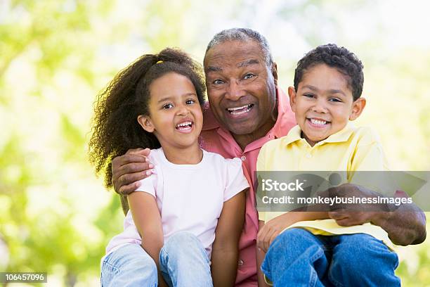 Großvater Mit Enkel Spaß Stockfoto und mehr Bilder von Enkelkind - Enkelkind, Großvater, Afro-amerikanischer Herkunft