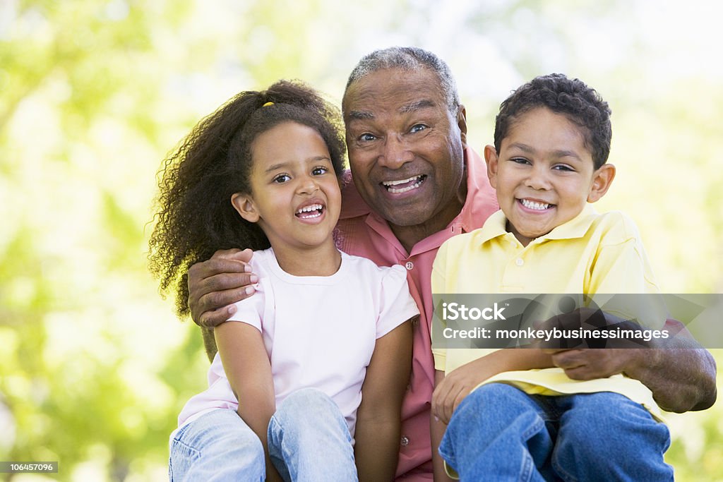 Abuelo Riendo con sus nietos - Foto de stock de Abuelo libre de derechos