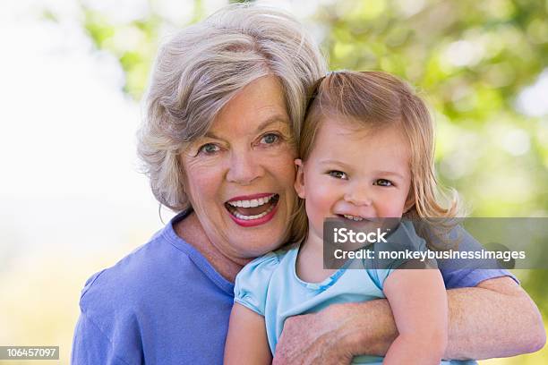Nonna E Nipote Sorridenti - Fotografie stock e altre immagini di 70-79 anni - 70-79 anni, Abbracciare una persona, Adulto