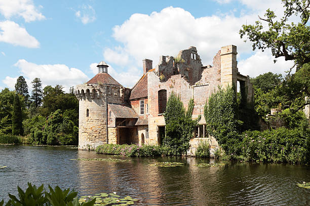 scotney vecchio castello, nel kent, inghilterra - scotney castle foto e immagini stock