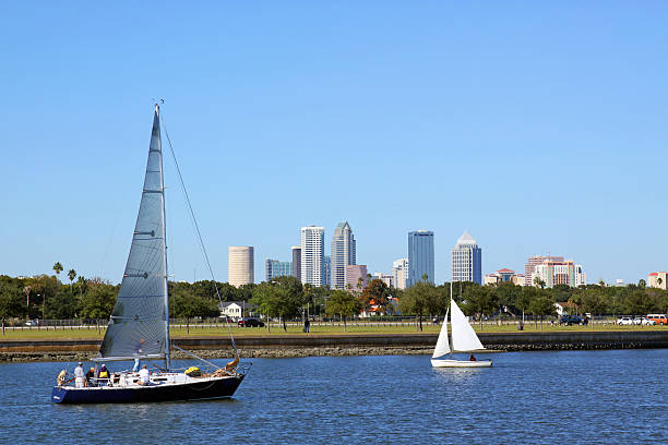 ville de tampa avec yacht et le parc - yacht florida yachting nautical vessel photos et images de collection