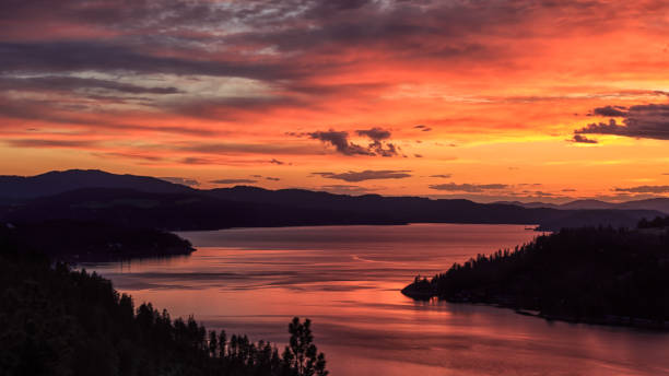 lever du soleil au lac coeur d’alene en idaho - dalene photos et images de collection