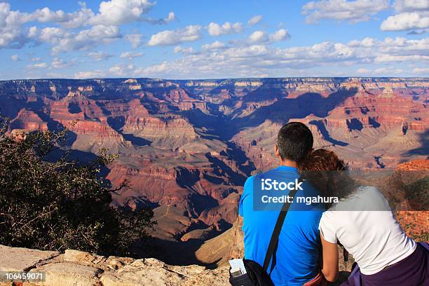 Photo libre de droit de Couple Amoureux Assis Sur Une Falaise Et En Regardant Du Grand Canyon banque d'images et plus d'images libres de droit de Grand Canyon