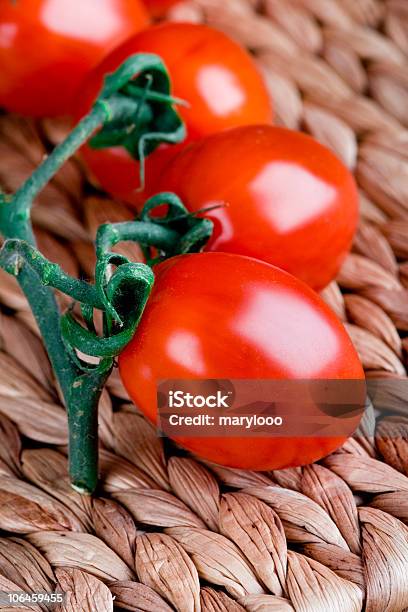 Photo libre de droit de Tomates Fraîches En Botte banque d'images et plus d'images libres de droit de Aliment - Aliment, Aliment cru, Couleur
