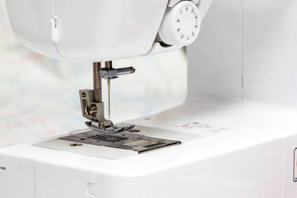 sewing accessories on white background - sewing tailor thread sewing kit imagens e fotografias de stock