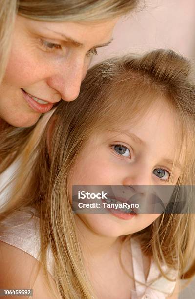 Mother And Daughter - Fotografias de stock e mais imagens de Abraçar - Abraçar, Acontecimentos da Vida, Adolescente