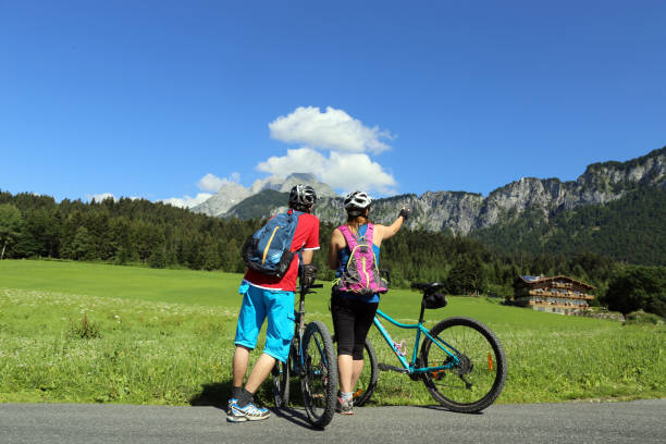 mountainbiker genießen das bergpanorama - saint johann stock-fotos und bilder