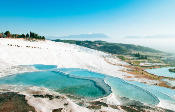 paysage de roche de travertin blanc de pamukkale, turquie - hierapolis photos et images de collection