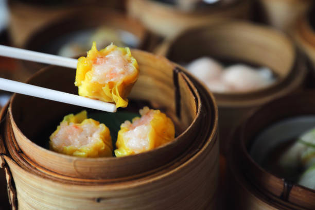 dim sum na drewnianym koszu, chińskie jedzenie - shumai zdjęcia i obrazy z banku zdjęć