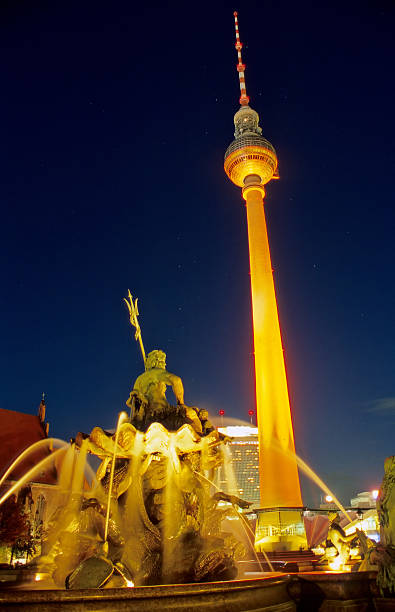 TV Tower and Neptunbrunnen at night, Berlin  sendemast stock pictures, royalty-free photos & images