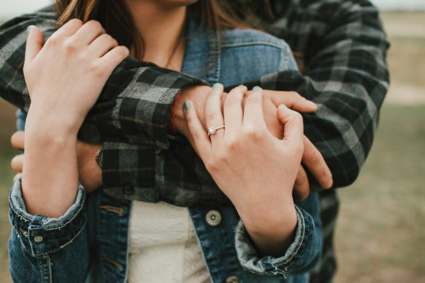 uomo che abbraccia la donna con anello di fidanzamento - engagement foto e immagini stock