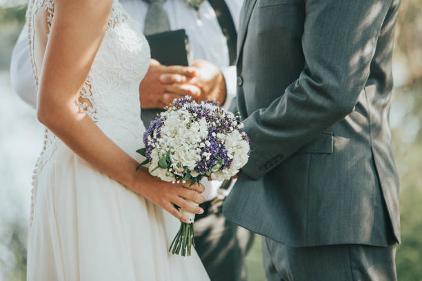 braut und bräutigam sagen gelübde während der trauung im freien - hochzeit stock-fotos und bilder