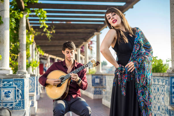 리스본, 포르투갈에서 전통 음악 fado 아즈와 pergola 아래 수행 밴드 - portuguese guitar 뉴스 사진 이미지