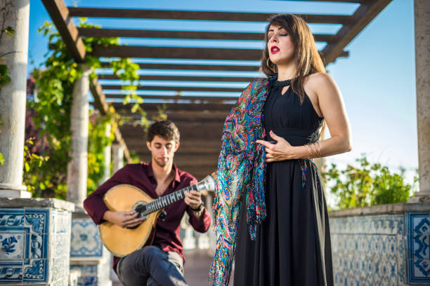 리스본, 포르투갈에서 전통 음악 fado 아즈와 pergola 아래 수행 밴드 - portuguese guitar 뉴스 사진 이미지