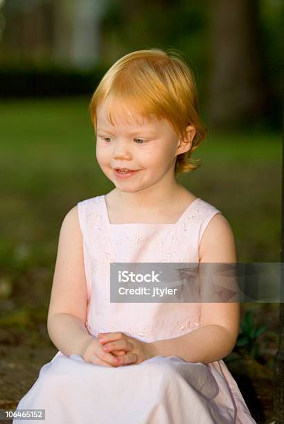 휴식 뽀샤시닫기 2-3 살에 대한 스톡 사진 및 기타 이미지 - 2-3 살, 곱슬 머리, 귀여운