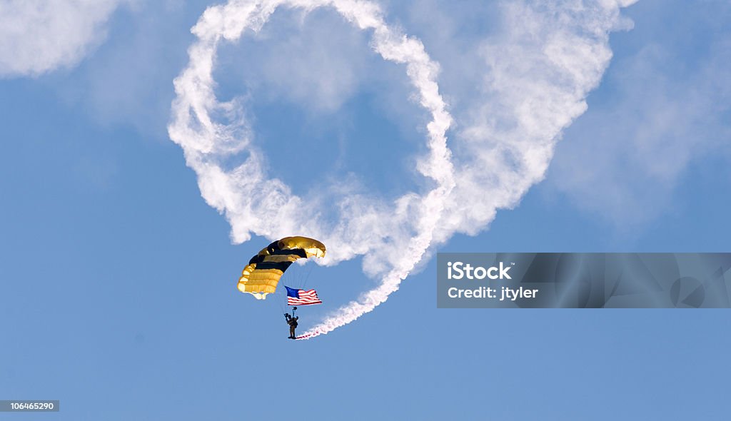 Parachutiste avec drapeau américain - Photo de Parachutisme libre de droits