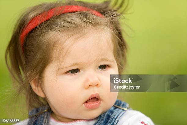 Брюнетка Baby — стоковые фотографии и другие картинки Внимательно смотреть - Внимательно смотреть, Волосы человека, Всматриваться
