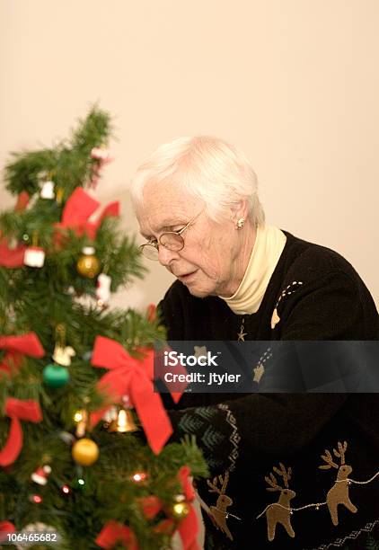 Dekorieren Ein Christbaum Stockfoto und mehr Bilder von Alt - Alt, Alter Erwachsener, Baum