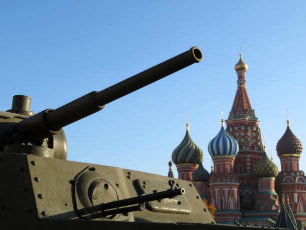 tanque pistola y ametralladora contra la catedral de san basilio en la plaza roja en moscú - gun turret fotografías e imágenes de stock