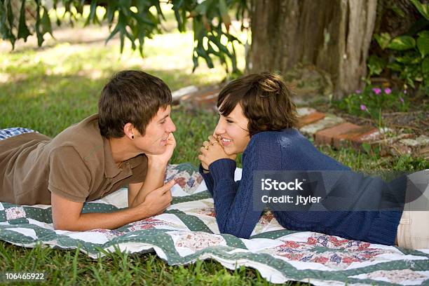 Young Love Foto de stock y más banco de imágenes de Admiración - Admiración, Hombres jóvenes, Mujeres