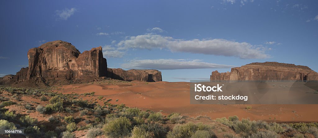 赤い砂漠のアリゾナ州、モニュメントバレー - Horizonのロイヤリティフリーストックフォト