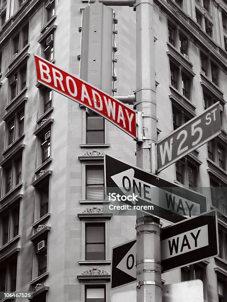 Broadway Foto de stock y más banco de imágenes de Blanco y negro - Blanco y negro, Rojo, Calle