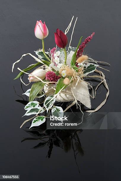Flores Artificiais - Fotografias de stock e mais imagens de Acontecimentos da Vida - Acontecimentos da Vida, Amor, Arranjo