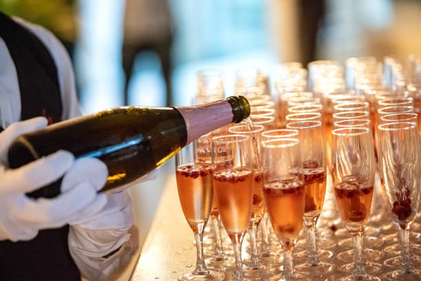 официант наливает шампанское - butler champagne service waiter стоковые фото и изображения