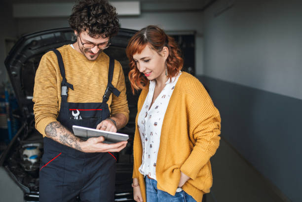 cliente satisfecho - auto repair shop mechanic digital tablet customer fotografías e imágenes de stock