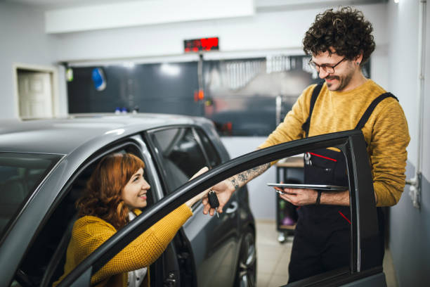 cliente satisfecho - auto repair shop mechanic digital tablet customer fotografías e imágenes de stock