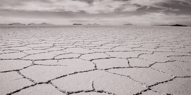 istock Endless land in salarying de uyuni 1064691658
