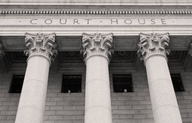 裁判所の建物のクローズ アップ。 - federal building column government law ストックフォトと画像