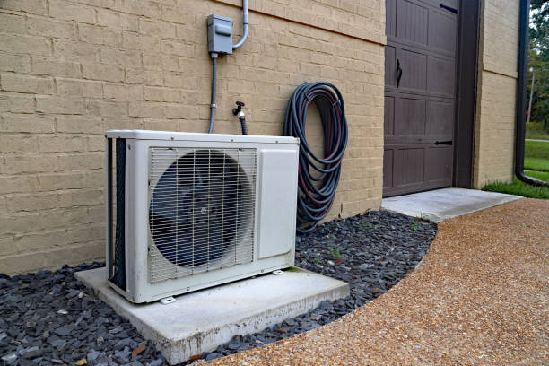 condicionador de ar mini dividir o sistema ao lado da casa com parede de tijolo - condensador componente elétrico - fotografias e filmes do acervo