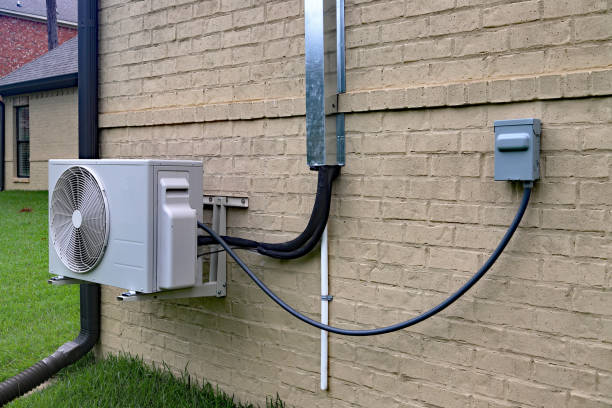 condicionador de ar mini dividir o sistema ao lado da casa com parede de tijolo - condensador componente elétrico - fotografias e filmes do acervo