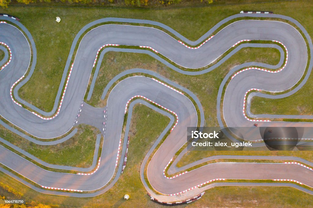 Vue aérienne de la piste de karting - Photo de Piste de compétition libre de droits