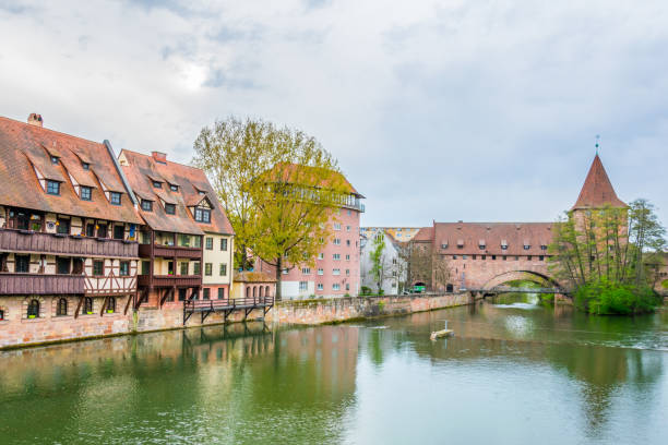 ニュルンベルク、ドイツのペグニッツ川に要塞の眺め。 - castle nuremberg fort skyline ストックフォトと画像