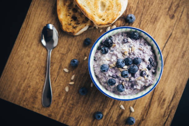 gesundes frühstück, blueberry übernachtung haferflocken - oatmeal stock-fotos und bilder