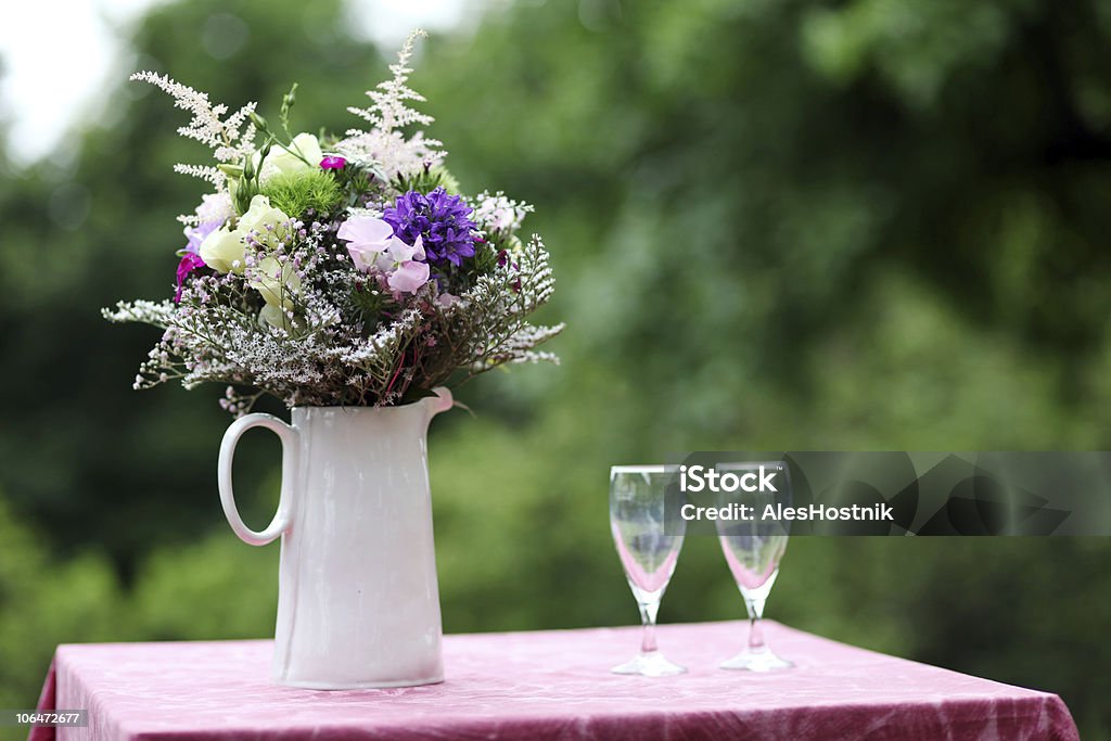 Fine Table de réception avec Bouquet - Photo de Alcool libre de droits