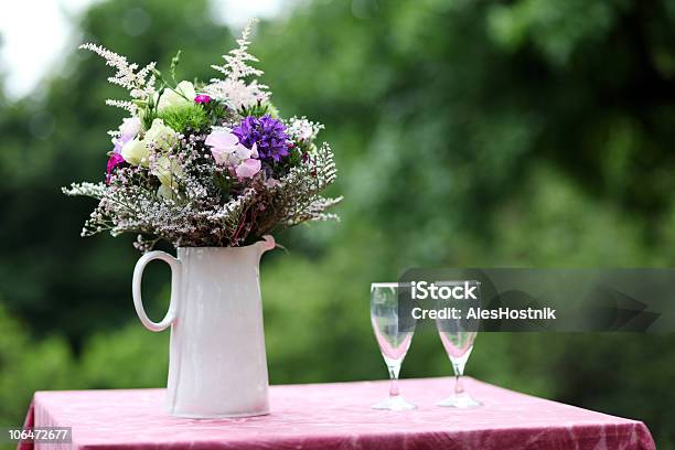 Foto de Belas Configuração Com Mesas Para Banquete Com Buquê e mais fotos de stock de Algodão - Material Têxtil