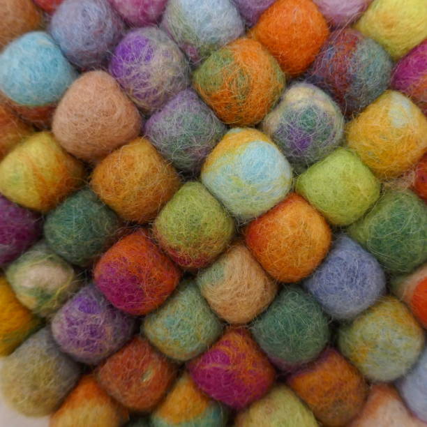 fundo colorido feito de pequenas bolas de feltro - felt wool sphere textile - fotografias e filmes do acervo