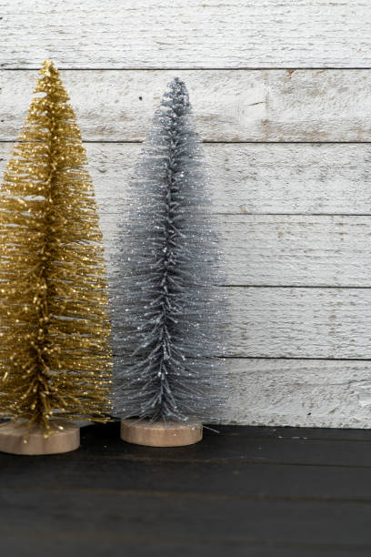 candela oro e argento bottiglia spazzola alberi di natale - deco decoration christmas christmas tree foto e immagini stock