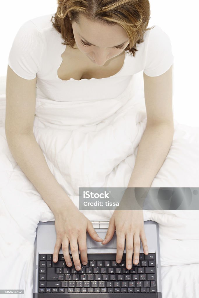 Garota com o laptop na cama - Foto de stock de Acima royalty-free