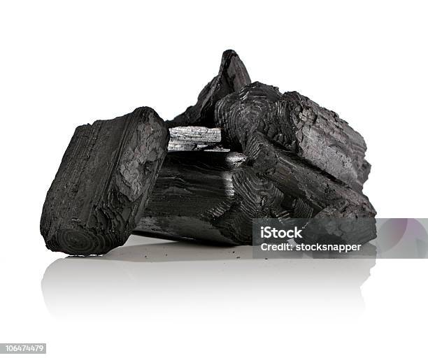 Carvão Vegetal - Fotografias de stock e mais imagens de Carvão - Carvão, Irregular - Texturizado, Combustíveis e Geração de Energia