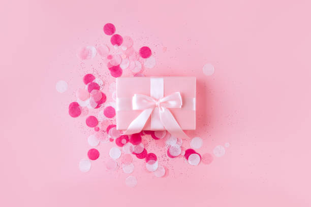 confezione regalo o regalo sulla vista dall'alto del tavolo rosa. - gift box foto e immagini stock