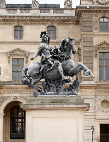 Estatua de Louis XIV con cama King photo