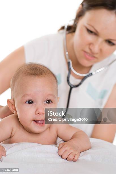 Young Happy Krankenschwester Mit Einem Baby Stockfoto und mehr Bilder von Arbeiten - Arbeiten, Arzt, Baby