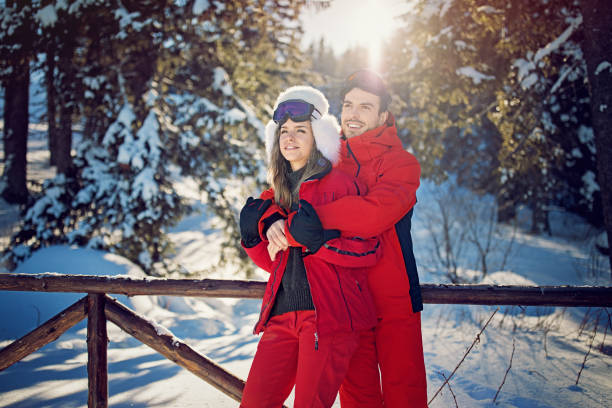 młoda para przytula się i cieszy się widokiem po nartach - skiing snow couple mountain zdjęcia i obrazy z banku zdjęć