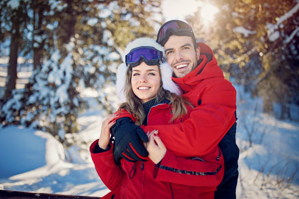 młoda para przytula się i cieszy się widokiem po nartach - skiing snow couple mountain zdjęcia i obrazy z banku zdjęć